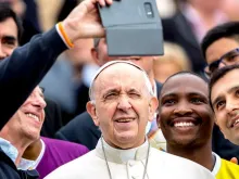 Papa Francisco faz selfie com alguns jovens.