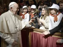 Papa saúda uma mulher na Audiência Geral.