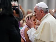 Papa saúda uma criança deficiente.