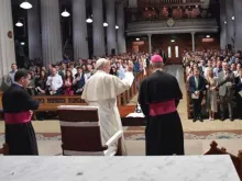 O Papa abençoando os fiéis na Pro-catedral.