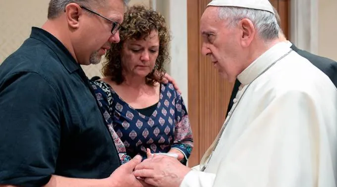 PapaYPadresJovenAsesinadoLOsservatore.jpg ?? 