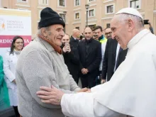 Papa saudando os pobres que estavam no hospital improvisado.
