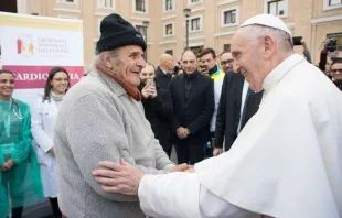 Papa saudando os pobres que estavam no hospital improvisado.