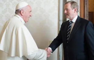 Papa saúda o Presidente da Irlanda.