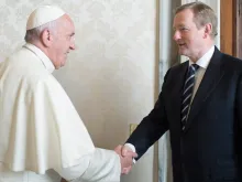 Papa saúda o Presidente da Irlanda.