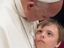 Papa Francisco abraça menino com Síndrome de Down. Crédito: Vatican Media