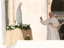 Papa junto à imagem de Nossa Senhora de Fátima.