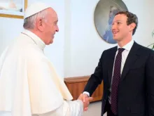 Papa e Zuckerberg se saúdam na audiência privada.