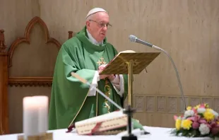 Papa celebra a Missa.