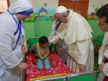 Papa Francisco junto com uma criança doente em Bangladesh.