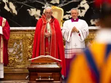 Papa Francisco no funeral do Cardeal Tauran. Foto Daniel Ibáñez ACI Prensa