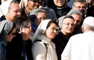 Papa Francisco saúda religiosas ao final da Audiência Geral.