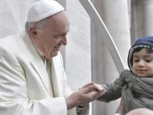 Papa Francisco saúda uma criança.