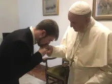 Pai de Alfie Evans saudando o Papa.