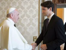 Papa saúda o Primeiro Ministro do Canadá.