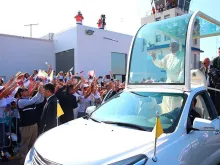 Papa percorrendo o bairro de Buenos Aires