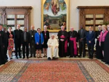 Papa com Anglicanos. Crédito: EWTN