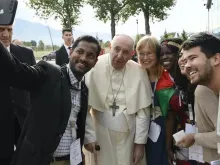 Papa com jovens de diversas nacionalidades