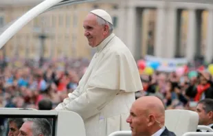 Papa percorre a Praça de São Pedro e saúda os fiéis.