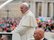 Papa percorre a Praça de São Pedro e saúda os fiéis.
