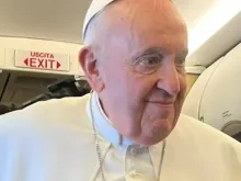 Papa Francisco no avião para Malta. Crédito: Courtney Mares