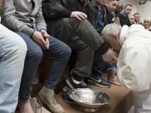 O papa Francisco lava os pés na Quinta-feira Santa de 2018