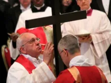 Papa Francisco concha um crucifixo.