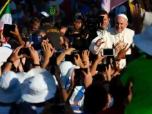 Papa Francisco saúda os jovens