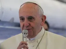O Papa Francisco na roda de imprensa de Estrasburgo a Roma no avião papal