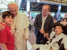 Papa Francisco se encontra com jovens com deficiência grave.
