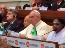 O Papa Francisco entre os líderes religiosos que assinaram a declaração contra a escravidão nesta manhã em Roma