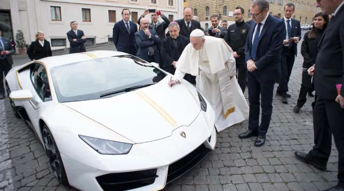 Papa_Francisco_Lamborghini_Vatican_News_120518.jpg ?? 