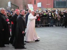 O Papa Francisco chega à igreja de Todos os Santos em Roma onde celebrou a Missa neste sábado. Foto Martha Calderón