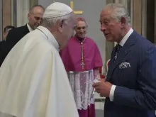 Papa Francisco e o rei Carlos III da Inglaterra.