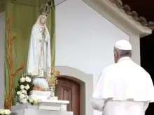 Papa Francisco reza a Nossa Senhora de Fátima