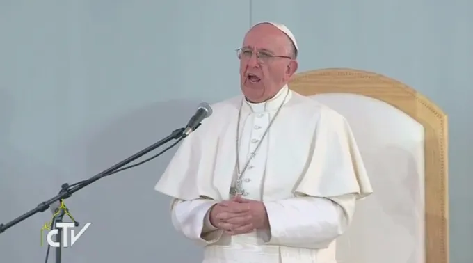 Papa_Francisco_canta_en_el_encuentro_con_jovenes.jpg ?? 