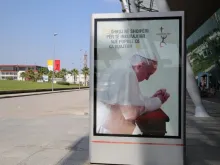 Um pôster da visita do Papa Francisco à Albânia no aeroporto de Tirana