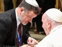 Papa Francisco saúda judeus no Vaticano
