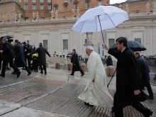 O Papa Francisco sobe as escadas até o átrio da Basílica de São Pedro para a catequese da audiência geral desta quarta-feira
