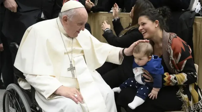 Papa_Francisco_madre_bebe_09122022_VaticanMedia.jpg ?? 