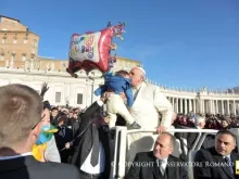 O Papa Francisco na Praça São Pedro no dia de seu aniversário