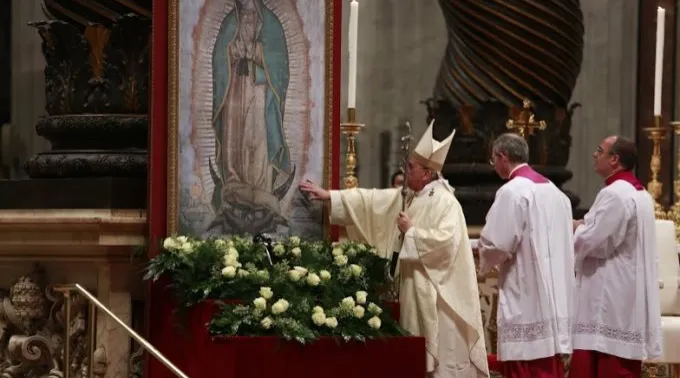 Papa_Francisco_venera_el_cuadro_de_la_Virgen_de_Guadalupe.jpg ?? 