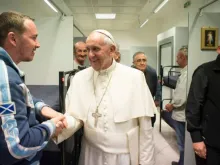 Papa Francisco visita o novo dormitório “Dom de Misericórdia” para pessoas sem-teto perto de São Pedro.