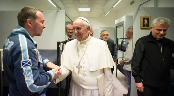 Papa_Francisco_visita_nuevo_dormitorio_del_Vaticano_para_personas_sin_techo_Foto_LOsservatore_Romano.jpg ?? 