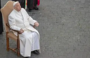 O Papa Francisco reza diante da Virgem Imaculada