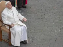 O Papa Francisco reza diante da Virgem Imaculada