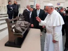 Papa Francisco ante a escultura de "Jesus sem teto" em 2013 