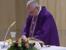 Papa Francisco celebra Missa na capela da Casa Santa Marta.