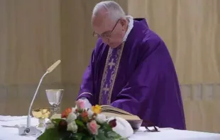 Papa Francisco na capela da Casa Santa Marta.