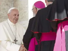 Imagem referencial: Papa Francisco saúda bispos na Praça de São Pedro.